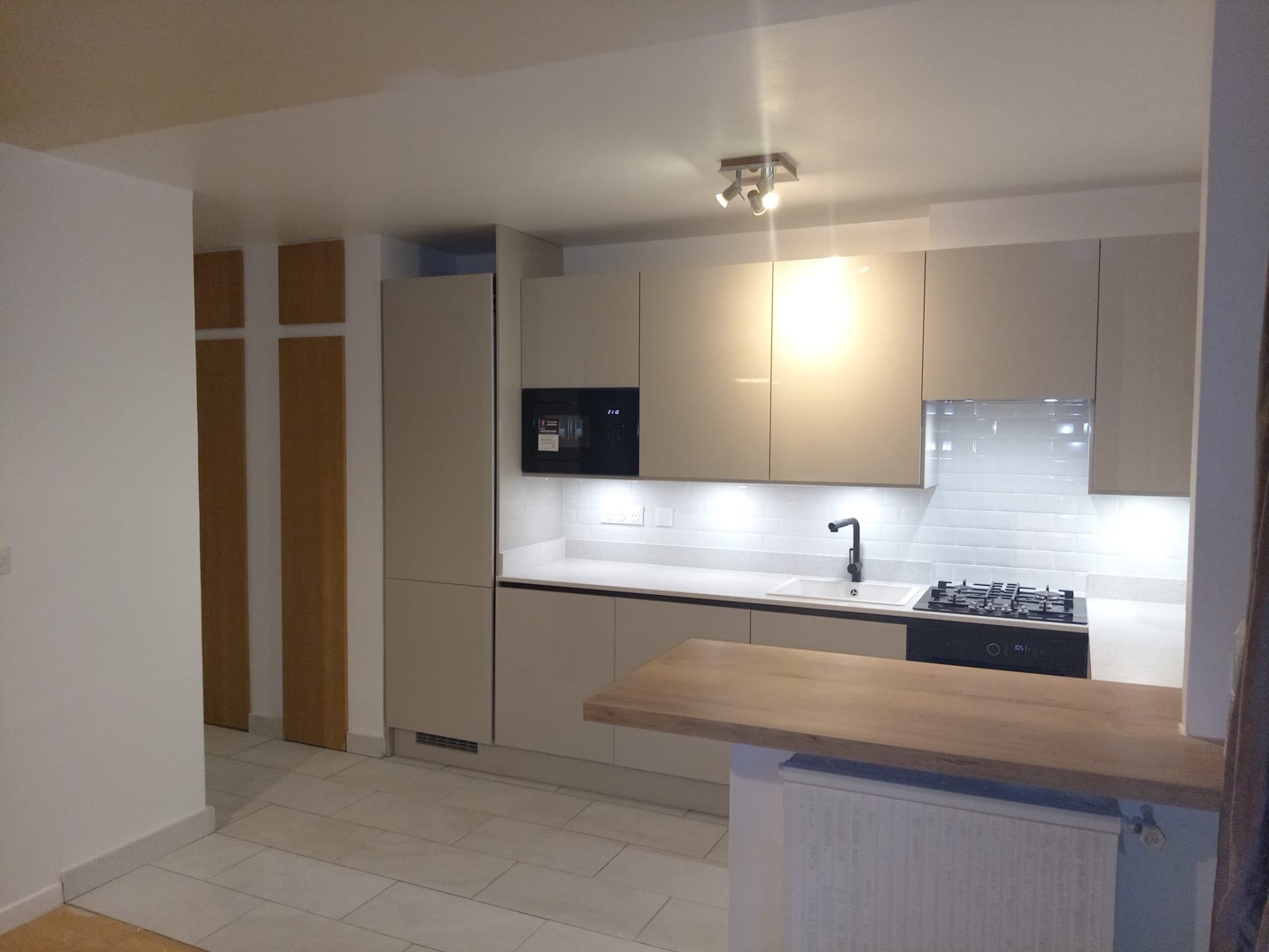 Rénovation — Cuisine équipée beige sur mesure