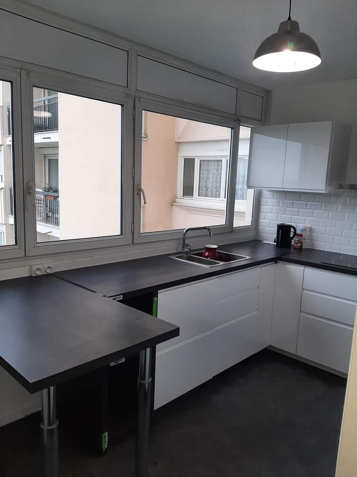 Rénovation — Cuisine blanche & plan de travail noir