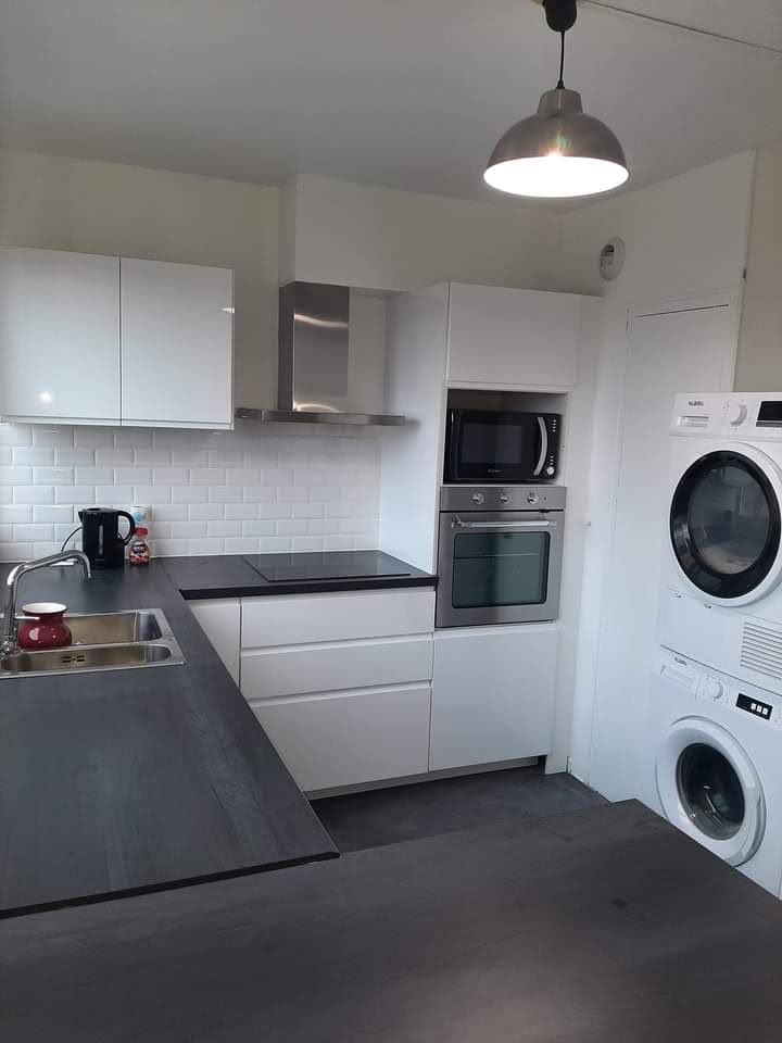 Rénovation — Cuisine blanche rénovée, crédence métro