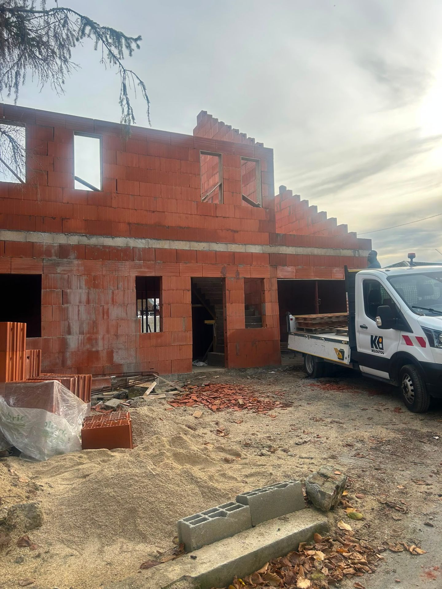 Construction — Maison neuve, gros œuvre en briques