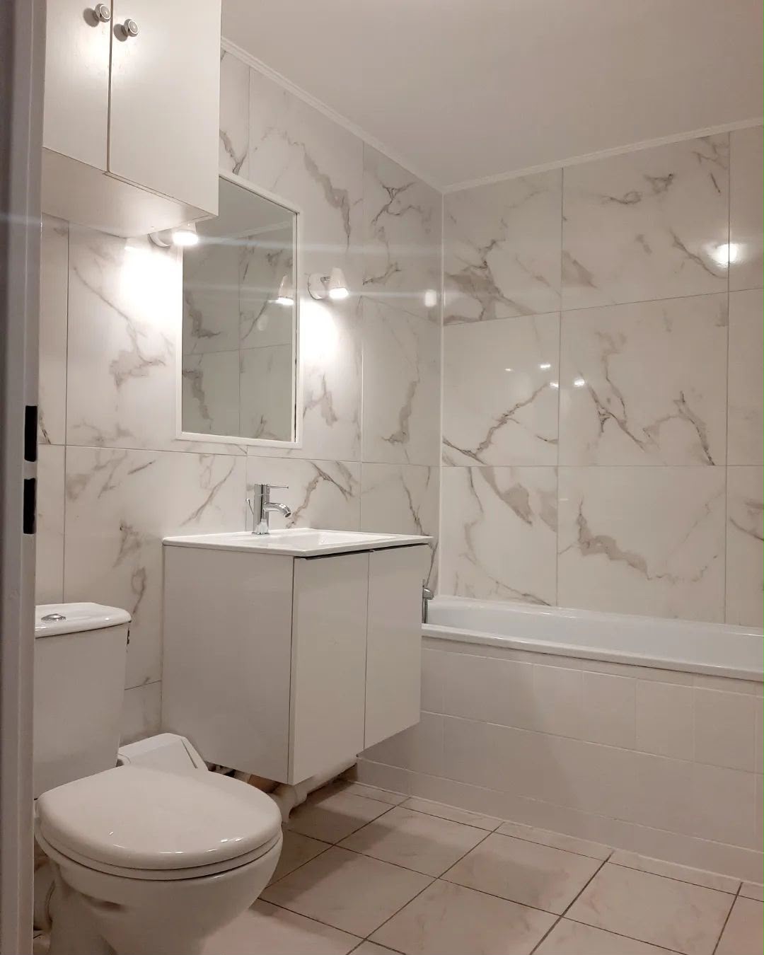 Rénovation — Salle de bain faïence effet marbre
