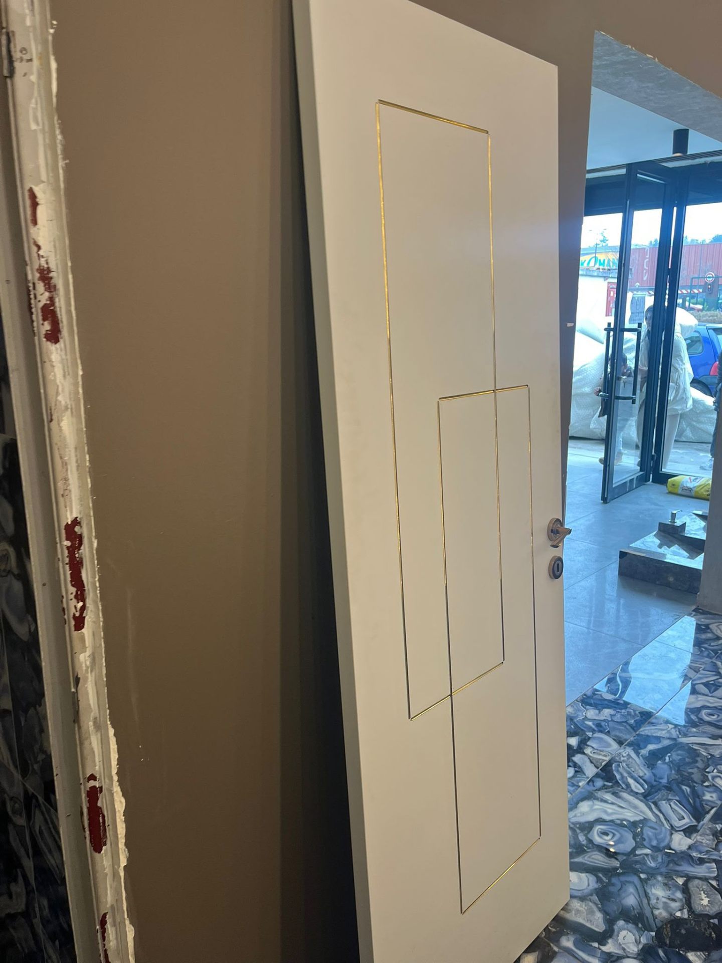 Menuiserie — Porte laquée à filets dorés